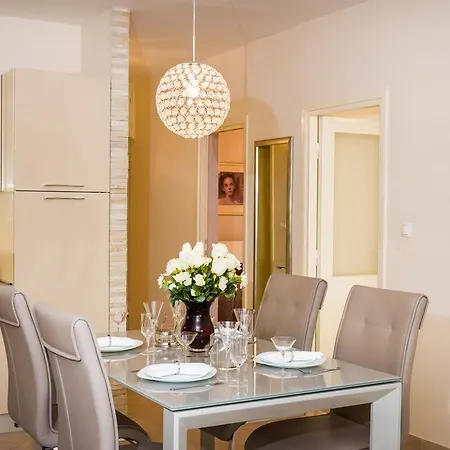 Exclusive Center Apartment *